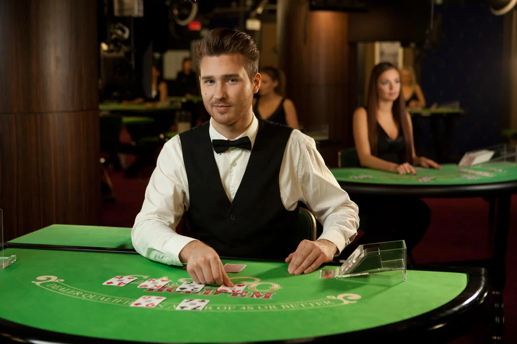 Dealer di meja permainan live HOKI99